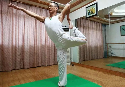 陪妻子练习，59岁的他竟成了瑜伽达人